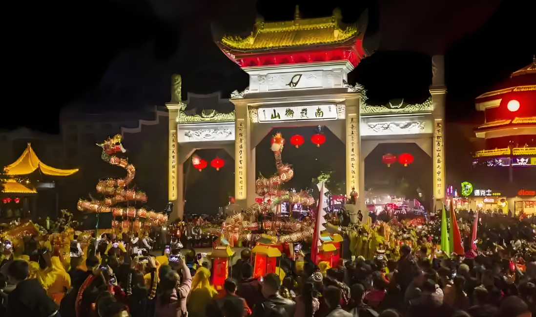 “五一”游客量破1500万!南岳衡山的夜游“神话”是怎样炼成的